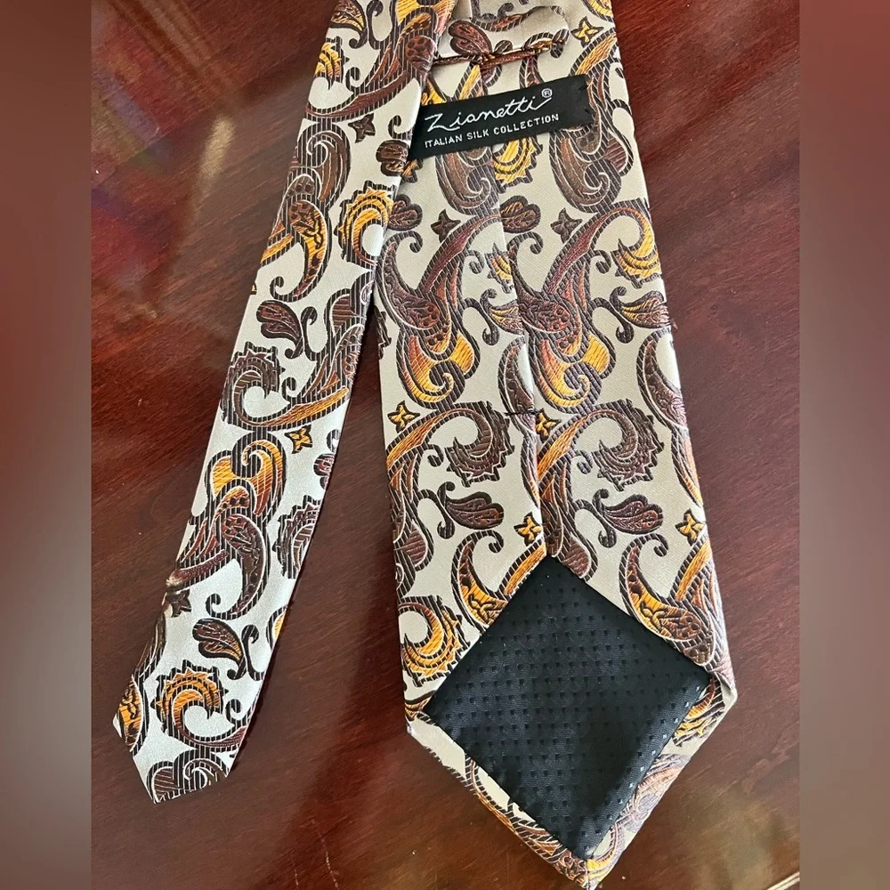 Zianetti Mens Paisley Silk Tie with Gold Accents - Picture 7 of 9